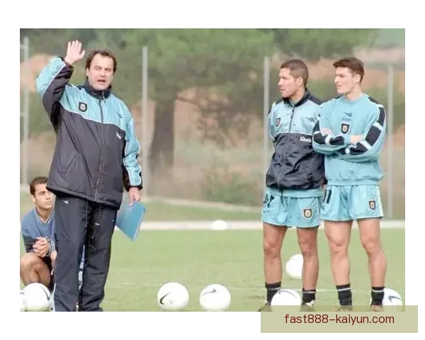 西蒙尼足球哲学探讨：持续提升的战术与球队凝聚力分析