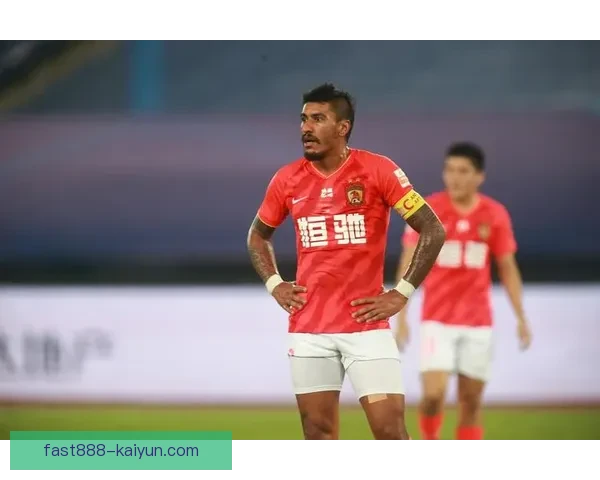 保利尼奥中场风格解析：攻守兼备表现稳健